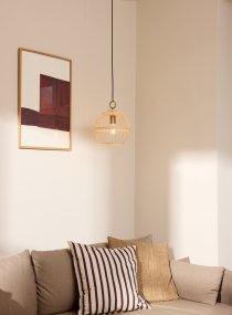 Stockholm Nordic Ø30 Natur loftslampe Fra Halo Design - Lavet af lyst tr&aelig;&auml; giver den en elegant og varm f&oslash;lelse, der passer perfekt i b&aring;de klassiske og moderne milj&oslash;er.
