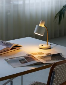 Vogue 30cm Fløde skrivebordslampe Fra Halo Design - Uanset om du har brug for opgavebelysning eller en stemningsbryder, er Vogue det stilfulde valg til ethvert miljø.