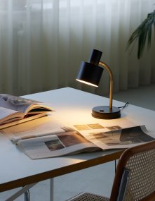Vogue 30cm Sort skrivebordslampe Fra Halo Design - Uanset om du har brug for opgavebelysning eller en stemningsbryder, er Vogue det stilfulde valg til ethvert miljø.