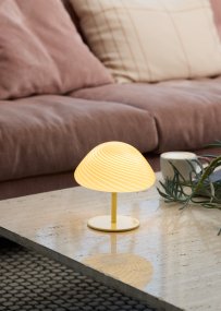 Mini Mush 17cm Fløde bordlampe Fra Halo Design - Den unikke, v&aelig;gformede sk&aelig;rm giver en bl&oslash;d og behagelig lysspredning, perfekt til at skabe en hyggelig atmosf&aelig;re i ethvert rum.
