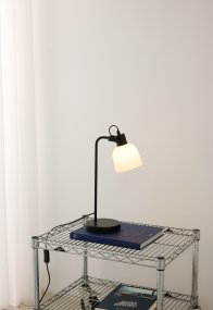 Glow 43cm Sort skrivebordslampe Fra Halo Design - Opalglasskærmen giver en flot lysspredning og derfor; den kan vinkles, det giver dig mulighed for at bruge lampen som både læselampe og som dekorativ almenbelysning.