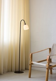 Glow 1 Sort gulvlampe Fra Halo Design - Skærmen af opalglas giver flot lysspredning i rummet og armen er bevægelig, hvilket giver dig mulighed for at bruge lampen som både lampe og som dekorativ almenbelysning.