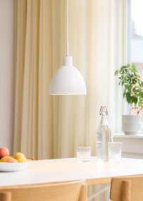 Rock Ø20 Hvid loftslampe Fra Halo Design - Rock er en lampe, der kombinerer funktionalitet med et trendy look &ndash; perfekt til at løfte din indretning.