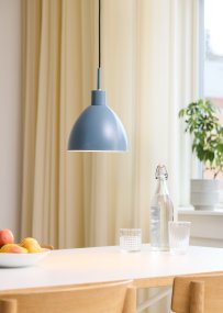 Rock Ø20 Petroleum loftslampe Fra Halo Design - Rock er en lampe, der kombinerer funktionalitet med et trendy look &ndash; perfekt til at løfte din indretning.