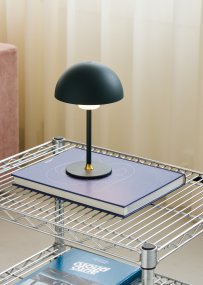 Moon Light 27cm Grøn bærbar Fra Halo Design - Det genopladelige batteri giver fleksibilitet og med det medf&oslash;lgende USB-kabel kan du nemt oplade det.