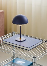 Moon Light 27cm Blå bærbar Fra Halo Design - Det genopladelige batteri giver fleksibilitet og med det medf&oslash;lgende USB-kabel kan du nemt oplade det.