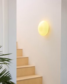 Candy Ø30 Cremet hvid plafond Fra Halo Design - Den rundede skærm er lavet af mundblæst glas med et dekorativt, snoet mønster, der giver lampen et smukt udtryk.