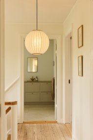 Balloon Ø40 Cremet hvid loftslampe Fra Halo Design - Balloon er en elegant loftslampe med et afrundet, ballonformet design, der bliver et smukt blikfang i rummet.
