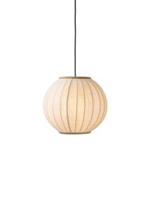Balloon Ø40 Cremet hvid loftslampe Fra Halo Design - Balloon er en elegant loftslampe med et afrundet, ballonformet design, der bliver et smukt blikfang i rummet.