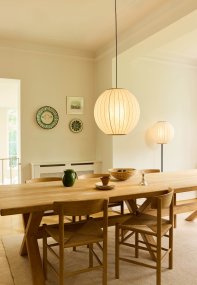 Balloon Ø70 Cremet hvid loftslampe Fra Halo Design - Den store, runde skærm er dækket af et cremet, linnedlignende tekstil og suppleres af dekorative detaljer i massivt træ i toppen og bunden.