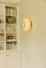 Balloon Ø40 Cremet hvid plafond Fra Halo Design - Den rundede, let flade skærm i cremehvidt, linnedlignende tekstil suppleres af dekorative detaljer i massivt træ, der giver lampen et varmt og harmonisk udtryk.