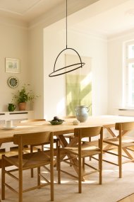Tilt Ø60 Sort loftslampe Fra Halo Design - Tilt er en moderne loftspendel med et stilfuldt og minimalistisk design i sort metal og elegante detaljer i messing.