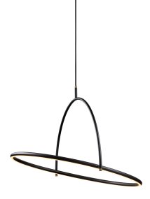 Tilt Ø60 Sort loftslampe Fra Halo Design - Tilt er en moderne loftspendel med et stilfuldt og minimalistisk design i sort metal og elegante detaljer i messing.
