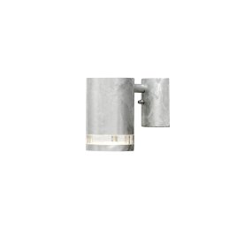 Modena Galvaniseret udendørslampe Fra Konstsmide - Modena er en stilfuld facadelampe fremstillet af galvaniseret metalplade med en elegant detalje i transparent akrylglas, der giver lampen et moderne udtryk.