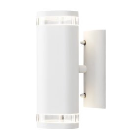 Modena II Hvid udendørslampe Fra Konstsmide - Lyset er rettet b&aring;de opad og nedad og skaber et dekorativt og effektfuldt lysbillede, der l&oslash;fter facaden og giver haven en indbydende fornemmelse.