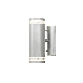 Modena II Galvaniseret udendørslampe Fra Konstsmide - Lyset er rettet b&aring;de opad og nedad og skaber et dekorativt og effektfuldt lysbillede, der l&oslash;fter facaden og giver haven en indbydende fornemmelse.