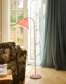 Medina Lyserød gulvlampe Fra Halo Design - Den lyserøde metalramme suppleres af en smuk plisseret tekstilskærm i matchende skærm og dekorative detaljer i messing.