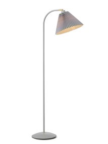 Medina Grå gulvlampe Fra Halo Design - Det grå metalstel suppleres af en smuk plisseret tekstilskærm i matchende skærm og dekorative detaljer i messing.