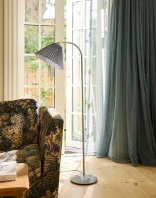 Medina Grå gulvlampe Fra Halo Design - Det grå metalstel suppleres af en smuk plisseret tekstilskærm i matchende skærm og dekorative detaljer i messing.