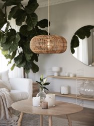 Zuri Ø50 Natur loftslampe Fra PR Home - Skærmen er lavet af formede rattan stænger, der er smukt sammenflettet, hvilket gør hver skærm unik.