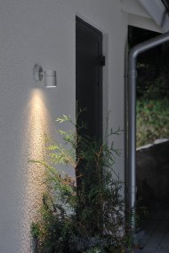 Modena Grå udendørslampe Fra Konstsmide - Lyset er rettet nedad og skaber et bl&oslash;dt og effektivt lysbillede, der fremh&aelig;ver facaden og giver en behagelig udend&oslash;rsbelysning.
