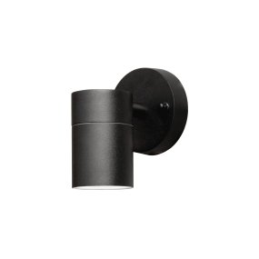 Modena Sort udendørslampe Fra Konstsmide - Lyset er rettet nedad og skaber et bl&oslash;dt og effektivt lysbillede, der fremh&aelig;ver facaden og giver en behagelig udend&oslash;rsbelysning.