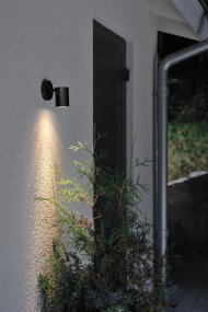 Modena Sort udendørslampe Fra Konstsmide - Lyset er rettet nedad og skaber et bl&oslash;dt og effektivt lysbillede, der fremh&aelig;ver facaden og giver en behagelig udend&oslash;rsbelysning.