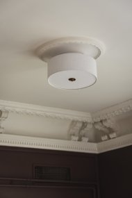 Noah Ø35 Hvid Fra Globen Lighting - Noah er en stilfuld og dekorativ loftslampe, håndlavet i hvidt hørstof med en smuk, levende struktur.