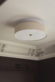 Noah Ø65 Beige plafond Fra Globen Lighting - Lampen er kombineret med en detalje i poleret messing, stoffet har et levende mønster og en hvid blændingsbeskyttelse i bunden for at sprede et behageligt lys.