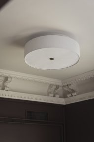 Noah Ø65 Hvid plafond Fra Globen Lighting - Noah er en stilfuld og dekorativ loftslampe, håndlavet i hvidt hørstof med en smuk, levende struktur.