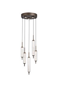 Cattail Ø37 Brun loftslampe Fra Searchlight - Lampen har fem riflede, cylindriske sk&aelig;rme i klart glas, der h&aelig;nger elegant fra en rund loftsplade i en brun tone, inspireret af sivtr&aelig;ernes bl&oslash;de former.
