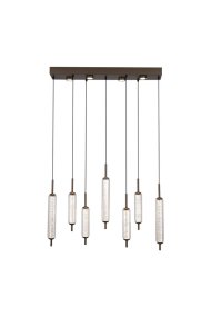 Cattail 85cm Brun loftslampe Fra Searchlight - Lampen har syv riflede, cylindriske sk&aelig;rme i klart glas, der h&aelig;nger elegant fra en aflang loftplade i en brun tone, inspireret af sivtr&aelig;ernes bl&oslash;de former.