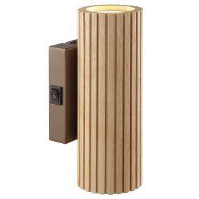 Lakewood 20cm Brun væglampe Fra Brilliant - Det aflange design spreder lyset både op og ned langs væggen og skaber en dekorativ lyseffekt i rummet.