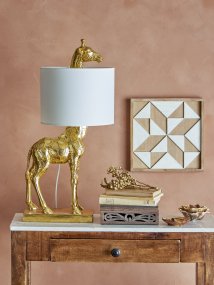 Silas 70cm Guld Fra Bloomingville - Den legende form kombineret med den elegante guldfinish g&oslash;r Silas til en charmerende og unik indretningsdetalje, der med garanti vil fremkalde smil og give rummet et personligt pr&aelig;g.