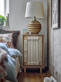 Svale 54cm Træ Fra Bloomingville - En perfekt lampe til dem, der s&aelig;tter pris p&aring; h&aring;ndv&aelig;rk, naturlige materialer og varm belysning, der tilf&oslash;jer b&aring;de stil og karakter til rummet.