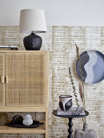 Matheo 43cm Sort Fra Bloomingville - Sk&aelig;rmen st&aring;r i smuk kontrast til den sorte terrakotta-lampefod, der er udsmykket med et kunstnerisk ansigtsmotiv - en detalje, der g&oslash;r lampen til et udtryksfuldt blikfang i rummet.