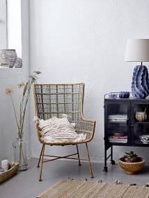 Natika 67cm Blå Fra Bloomingville - Lampefoden er h&aring;ndlavet i terrakotta og designet med inspiration fra havkoraller, malet i en bl&aring;, naturlig tone, der giver en bl&oslash;d og organisk fornemmelse.