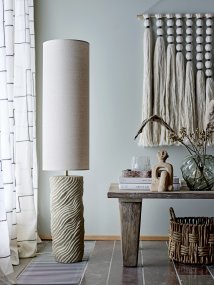 Payah Beige gulvlampe Fra Bloomingville - Perfekt til at oplyse m&oslash;rke hj&oslash;rner og samtidig skabe en varm og indbydende atmosf&aelig;re i stuen, sovev&aelig;relset eller gangen.