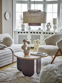 Janica Ø60 Brun loftslampe Fra Bloomingville - Lampesk&aelig;rmen er lavet af h&oslash;r og f&aring;s i varme, brune nuancer, der skaber et bl&oslash;dt og behageligt lys i rummet.