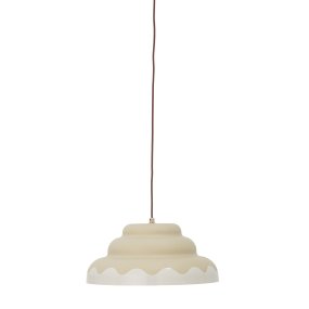 Lacya Ø40 Beige loftslampe Fra Bloomingville - Den unikke form og de subtile toner g&oslash;r Lacya til en perfekt detalje i alt fra k&oslash;kken og spisestue til sovev&aelig;relse og stue - en pendel, der skaber stilfuld harmoni i rummet.
