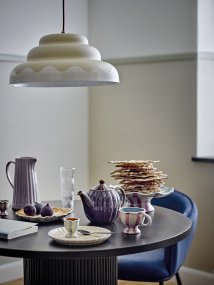 Lacya Ø40 Beige loftslampe Fra Bloomingville - Den unikke form og de subtile toner g&oslash;r Lacya til en perfekt detalje i alt fra k&oslash;kken og spisestue til sovev&aelig;relse og stue - en pendel, der skaber stilfuld harmoni i rummet.