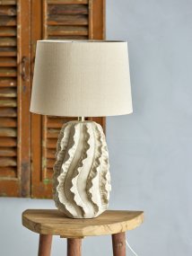 Natika 64cm Beige Fra Bloomingville - Lampefoden er h&aring;ndlavet i terrakotta og designet med inspiration fra havkoraller, malet i en lys, naturlig tone, der giver en bl&oslash;d og organisk fornemmelse.