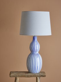 Gavisa 68cm Blå Fra Bloomingville - Gavisa bordlampen er en stilfuld og unik indretningsdetalje, der tilf&oslash;jer b&aring;de karakter og stil til dit hjem.