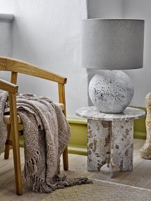 Isedora 60cm Beige Fra Bloomingville - Lampen passer lige godt i stuen som i sovev&aelig;relset eller gangen, og fungerer b&aring;de som funktionel belysning og som en dekorativ detalje, der giver rummet personlighed og ro.