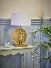 Peacock 58cm Guld Fra Bloomingville - P&aring;fuglebordlampen er en dekorativ og udtryksfuld lampe med en skulpturel fod formet som en p&aring;fugl, lavet af polyresin med en elegant guldfinish.