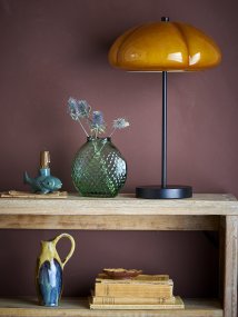 Kinoko 47cm Mørk gul Fra Bloomingville - Den bl&oslash;de form og det dekorative udtryk giver lampen en st&aelig;rk karakter, samtidig med at den tilf&oslash;jer et elegant og atmosf&aelig;risk pr&aelig;g til rummet.