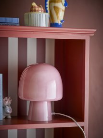 Paddy 26cm Lyserød Fra Bloomingville - Hver lampe er unikt fremstillet, hvilket betyder, at der kan forekomme sm&aring; variationer i farve og form - og det er netop det, der g&oslash;r Paddy s&aring; speciel.