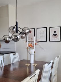 Atom Ø48 Røgfarvet loftslampe Fra Aneta Lighting - De fem glaskupler af røget glas giver flot lysspredning i rummet uden at blænde.