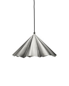 Flola Ø50 Sølv loftslampe Fra House Doctor - Flola er en dekorativ pendellampe med et udtryksfuldt design, der tiltr&aelig;kker opm&aelig;rksomhed.