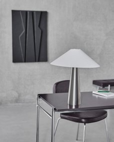 Soffi 48cm Sølv bordlampe Fra House Doctor - Soffi bordlampe har et stilfuldt og moderne udtryk med en elegant kombination af metal og tekstil.